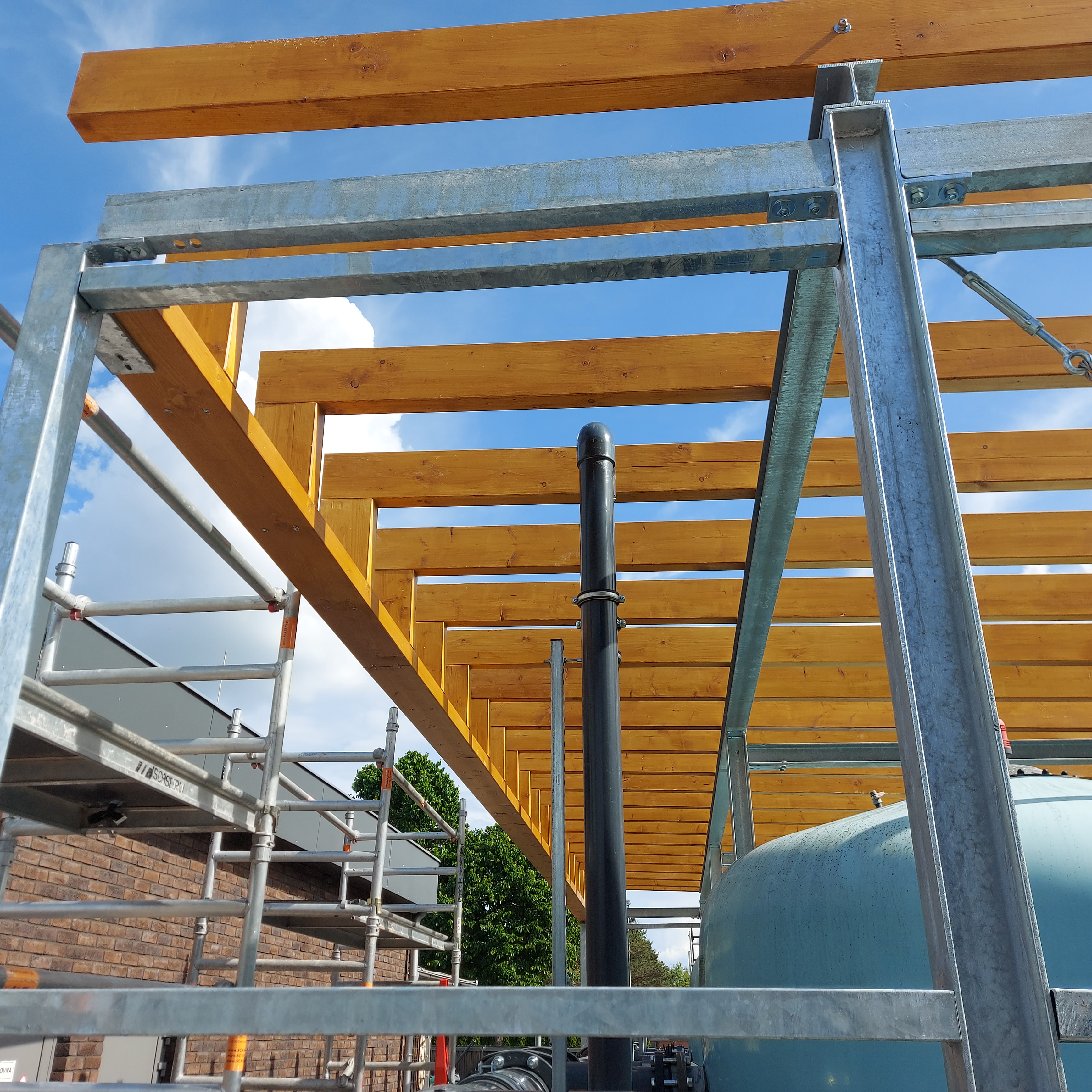 Ocelová konstrukce pergoly s dřevěnými trámy