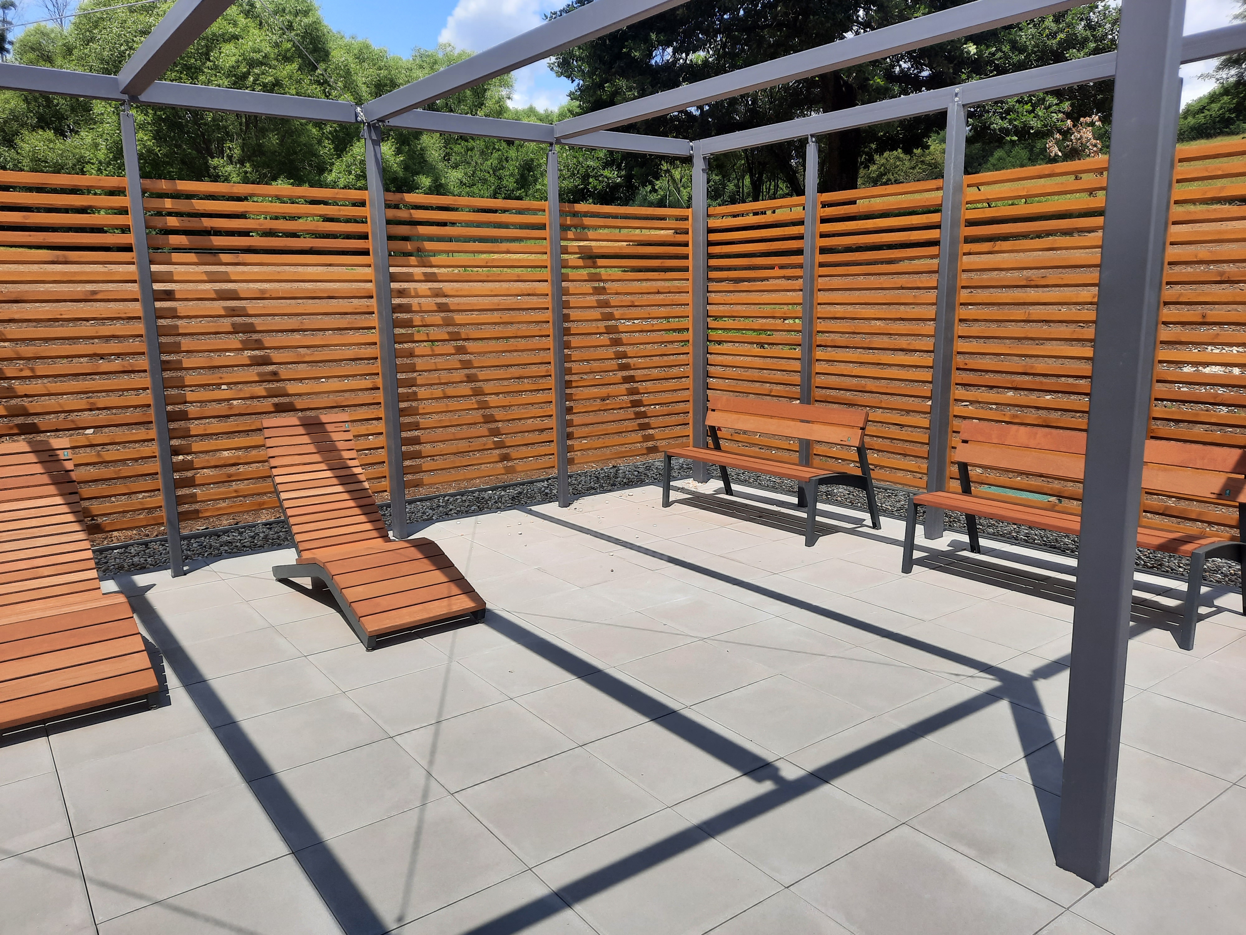 Odpočinková zóna s pergolou, lavičkami a lehátky