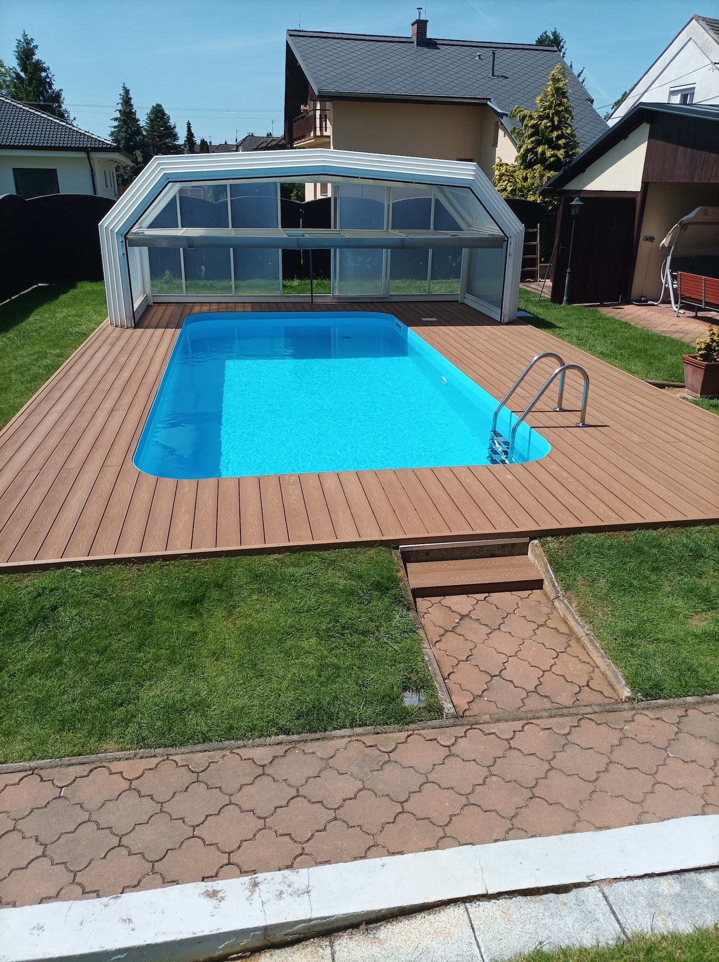 WPC terasa kolem bazénu u rodinného domu