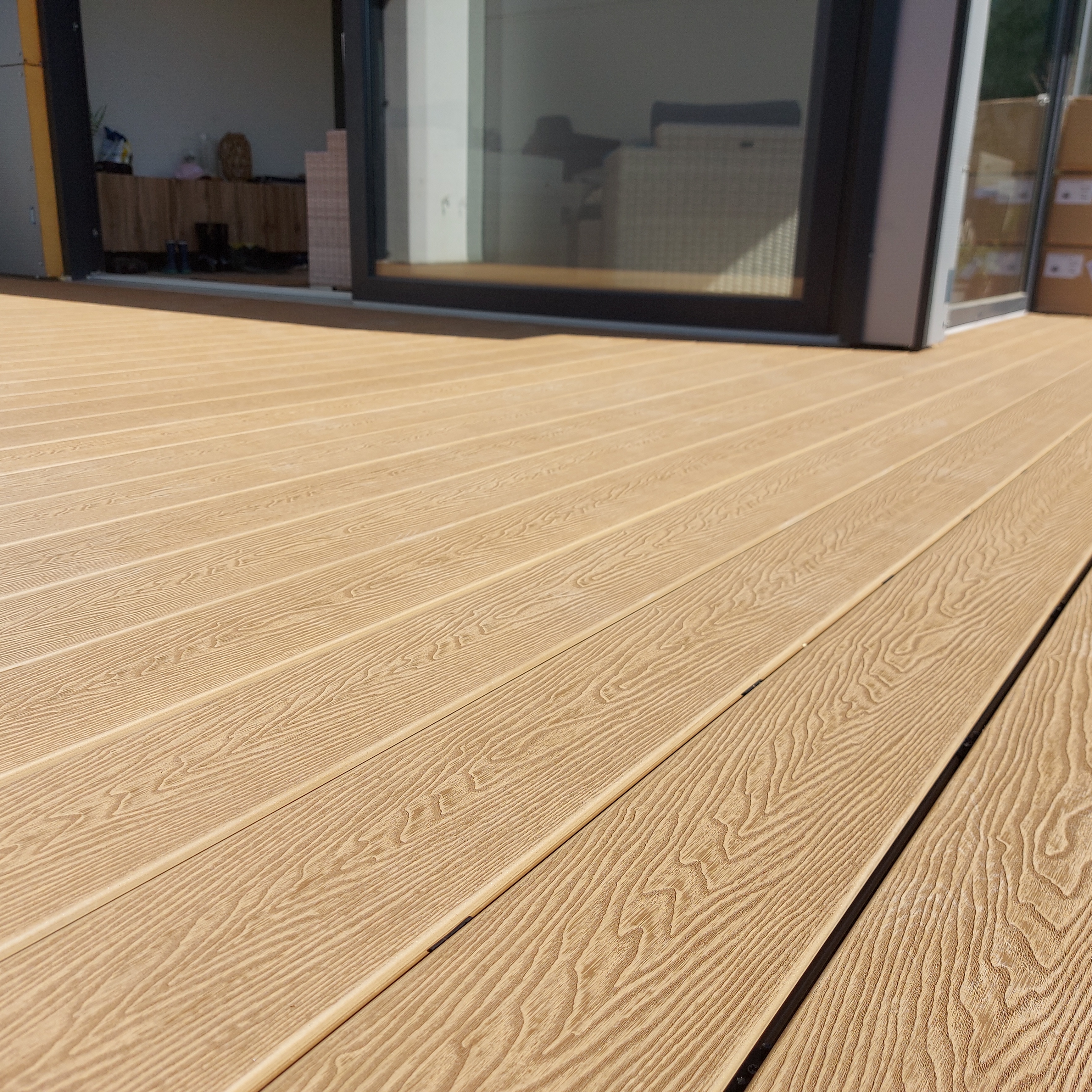 Detail světlých WPC prken s texturou dřeva