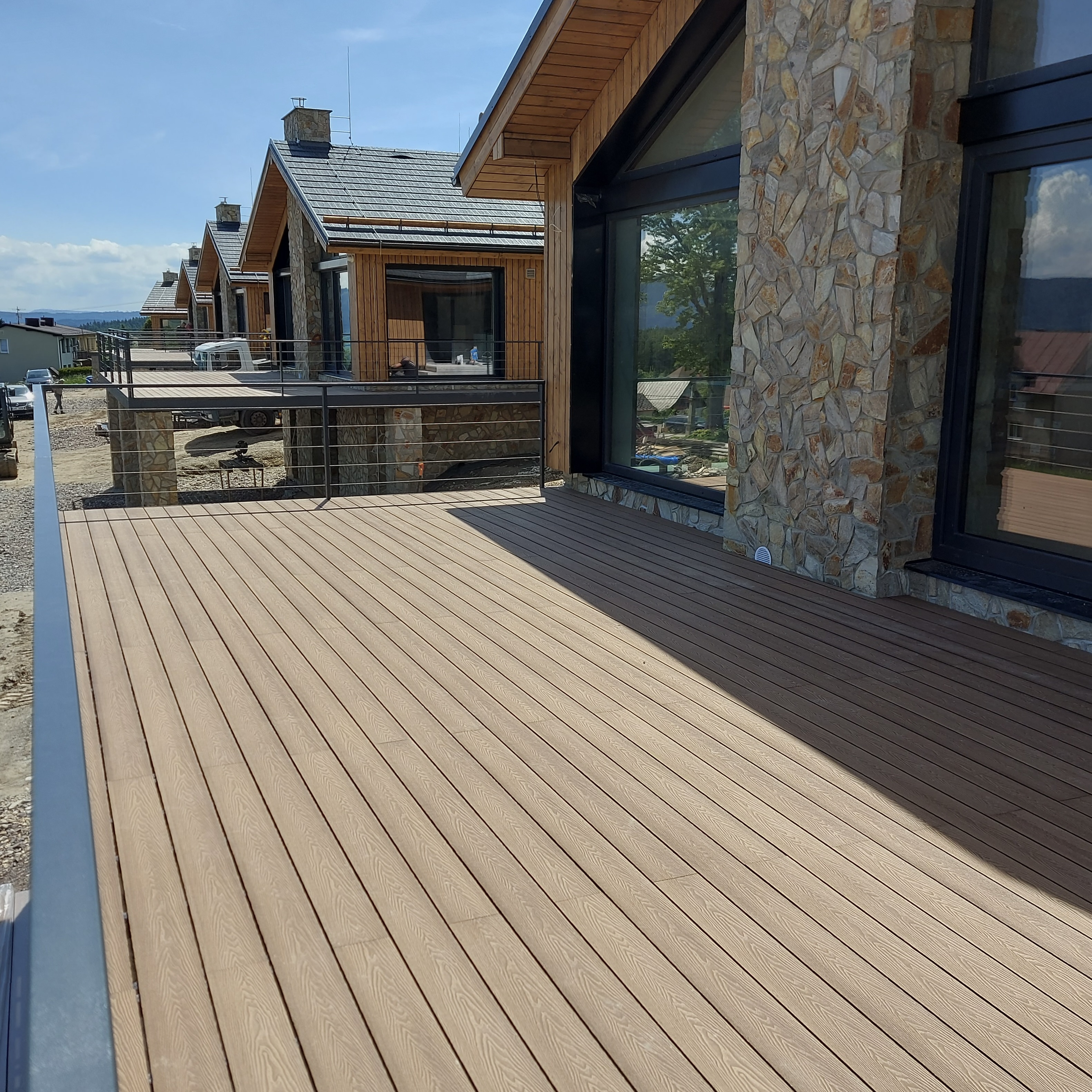 WPC terasa u kamenného domu v řadové zástavbě