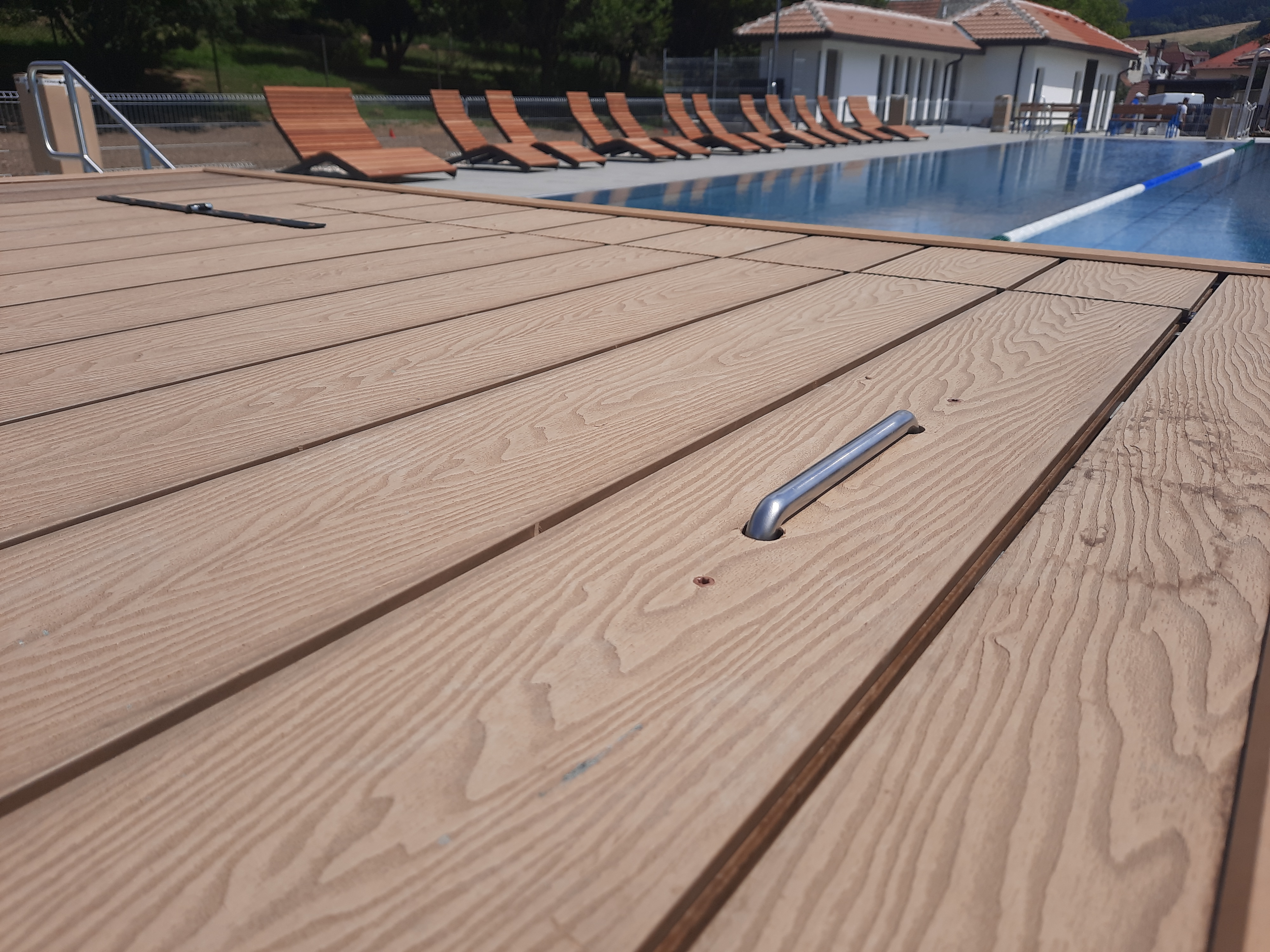 WPC terasa u koupaliště s lehátky, detail prken