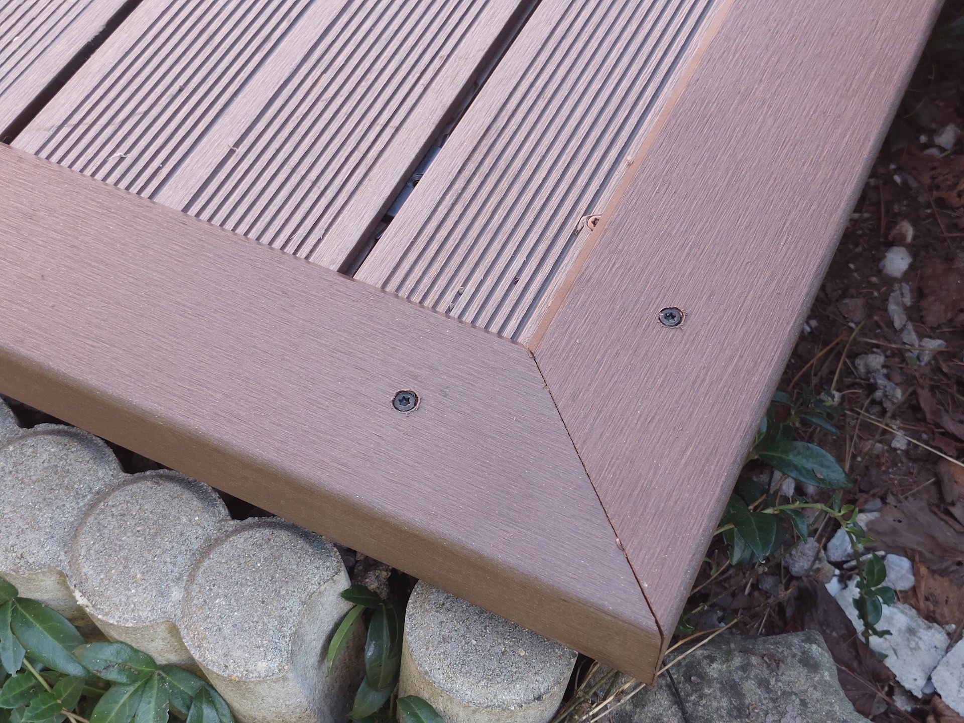 Detail rohového zakončení WPC terasy