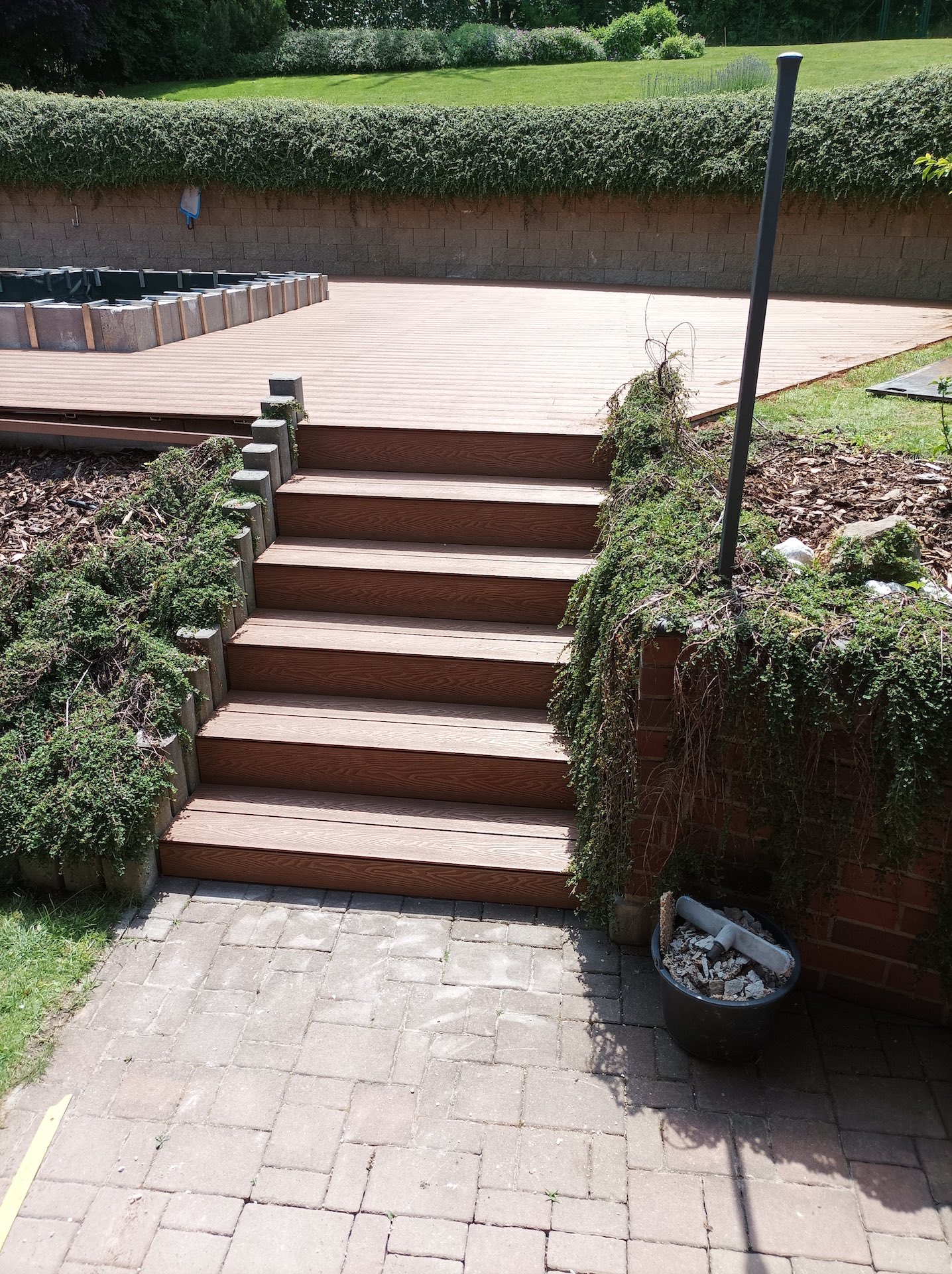 WPC terasa se schody a zahradní úpravou