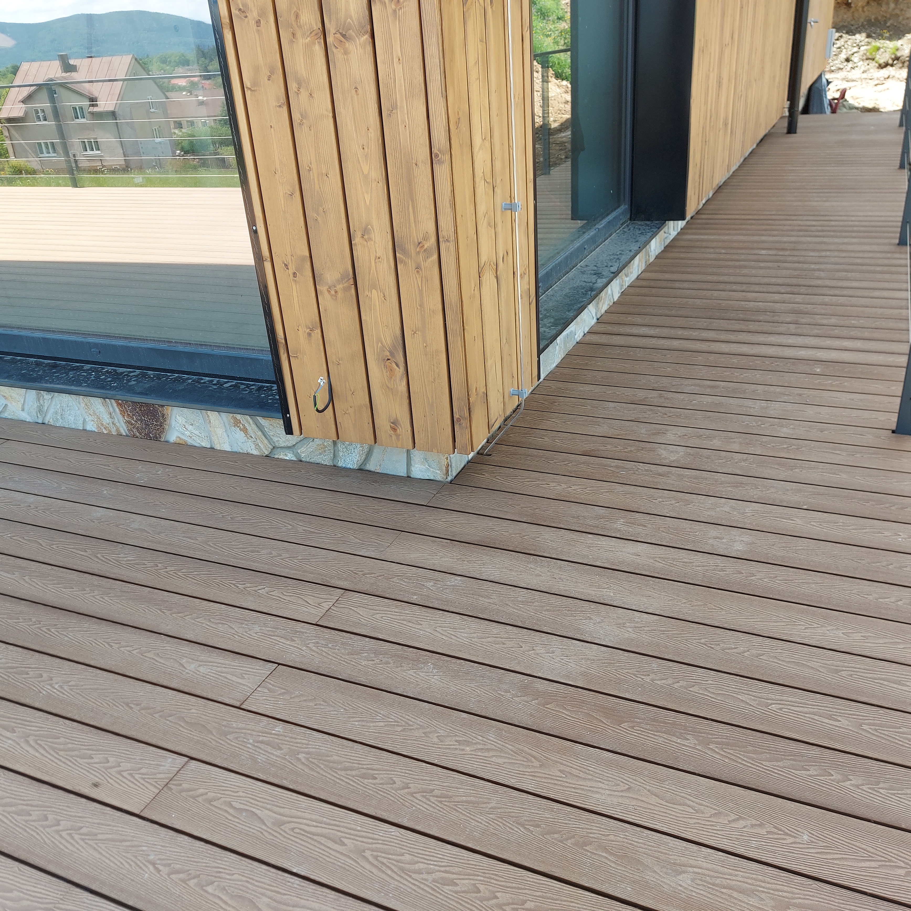 Šedá WPC terasa s dřevěným obkladem