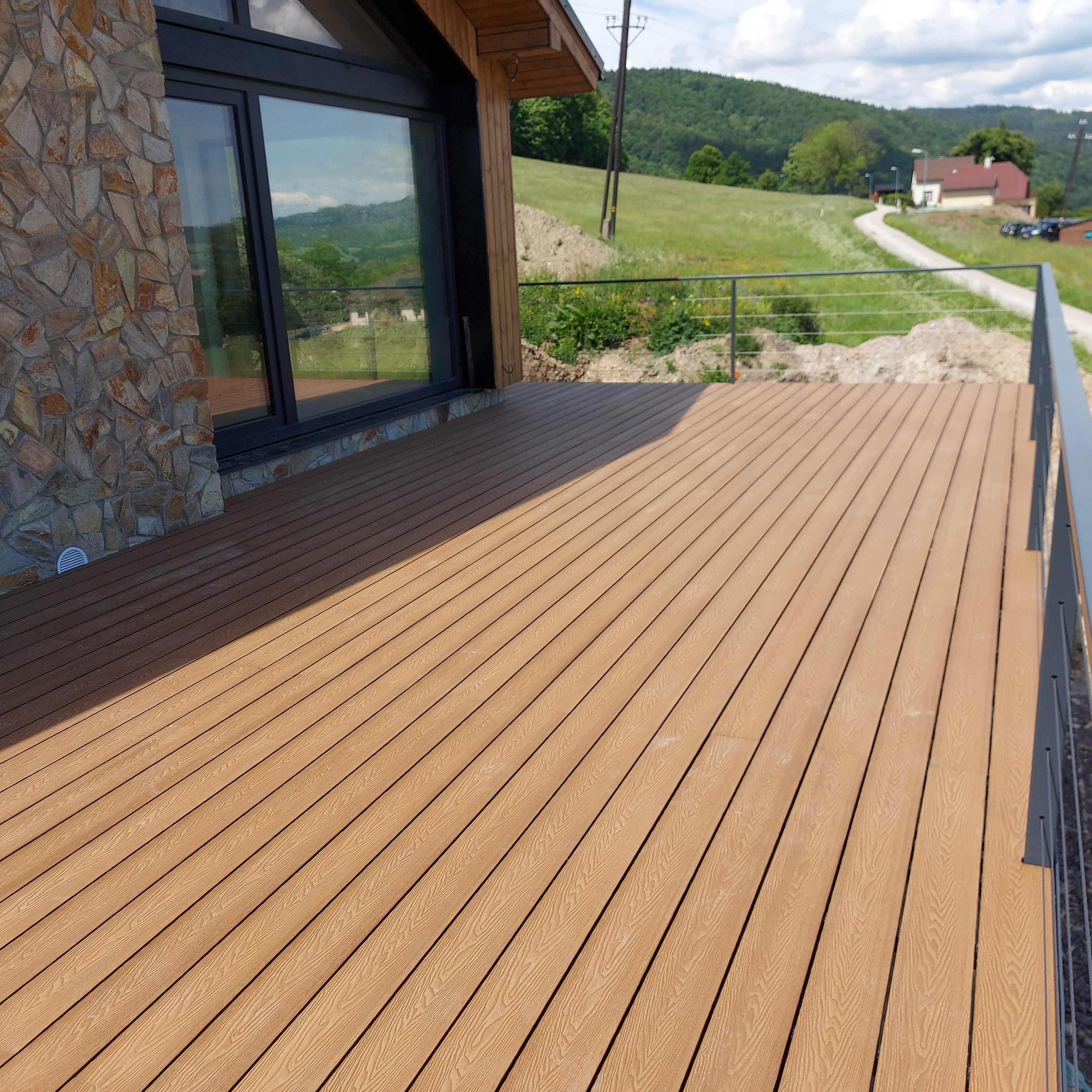WPC terasa se zábradlím a výhledem do krajiny